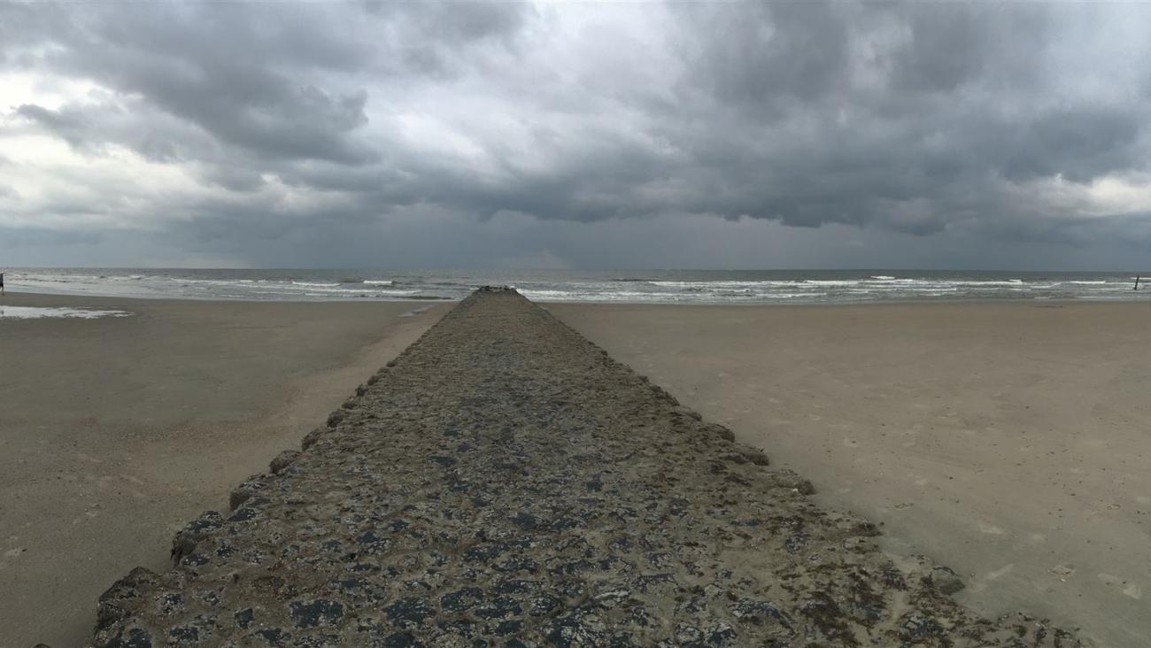 Buhne an der Nordsee, Himmel Wolkenverhangen