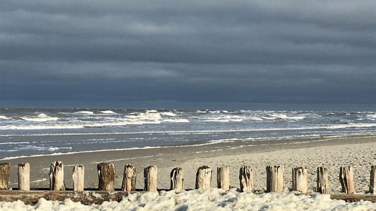 Nordsee vor blauem Himmel, Schaumbildung vor Pollern